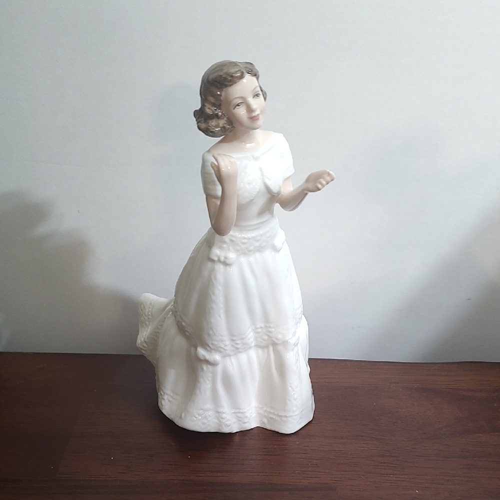 Royal Dalton Welcome 1995 Ceramic Pretty Lady Figurine Girl